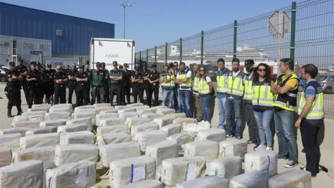 Aparat gabungan yang terdiri dari bea cukai dan kepolisian Spanyol serta Badan Pemberantas Kejahatan Nasional (NCA) asal Inggris menemukan 165 paket kokain masing-masing seberat 23kg atau total 3,7 ton di sebuah kapal.