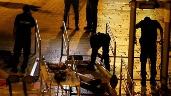 إسرائيل تزيل أجهزة الكشف عن المعادن من مداخل المسجد الأقصى.