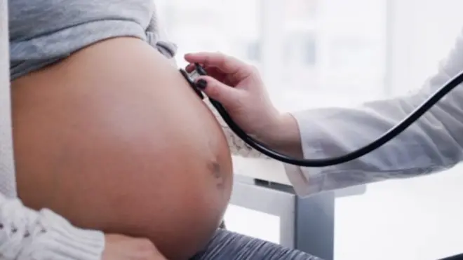 علق المسؤولون في بولندا قرار المحكمة الدستورية الذي يضيق الخناق على الحالات التي يسمح للنساء فيها بالإجهاض