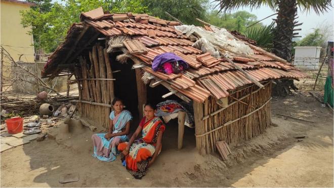 Les femmes de Kanal Tola à l'extérieur de leur hutte périodique