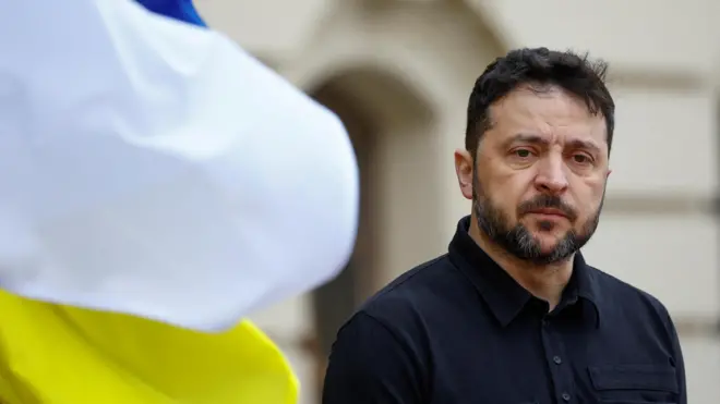  ولودیمیر زلنسکی، رئیس‌جمهور اوکراین، منتظر پذیرایی از نیکوس کریستودولیدیس، رئیس‌جمهور قبرس، است.