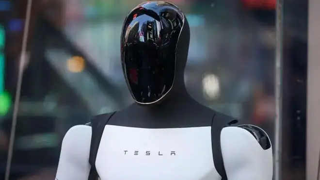 یک ربات انساننمای سیاه و سفید ساخته تسلا