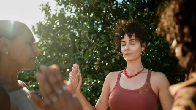 Grupojogo interrompido betnacionalmulheres meditando