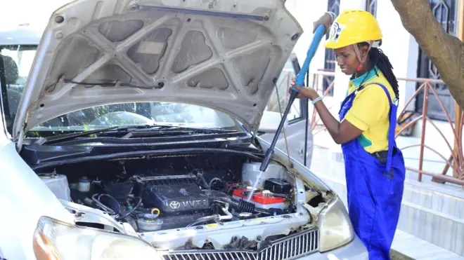 Elcyne agira ati:"Nkibitangura, hari abatantahura. Hari abanca intege n'abantera intege.