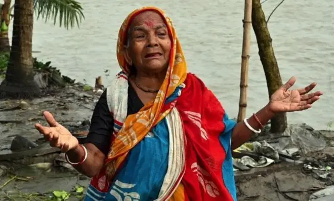 امرأة تبكي وسط الفيضانات