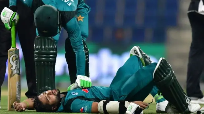 امام الحق سر پر گیند لگنے کے بعد زمین پر لیٹے ہوئے ہیں۔ انھیں بعد میں گراؤنڈ سے باہر لے جایا گیا