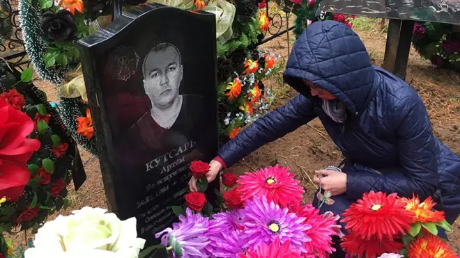 Сестра Артема Кутсарь Лариса на его могиле
