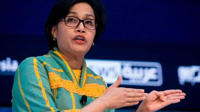 Menkeu Sri Mulyani mengumumkan pencopotan RAT dari jabatannya di Dirjen Pajak mulai Jumat (24/02).