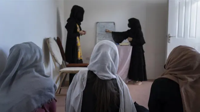 በድብቅ እየተማሩ ያሉ የአፍጋን ታዳጊ ሴቶች 