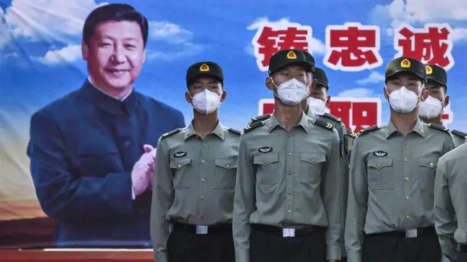 北京天安门附近一群中国解放军仪仗大队官兵集队（20/5/2020）