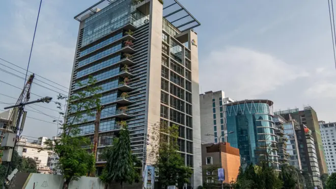 রাজধানীর গুলশান এলাকায় কাঁচ দিয়ে নির্মিত বহুতল ভবন