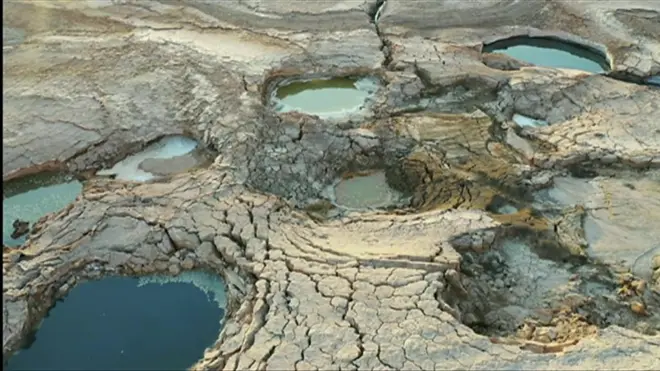 مياه البحر الميت تتبخر.