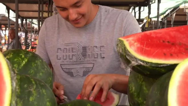 Momak koji jede lubenicu