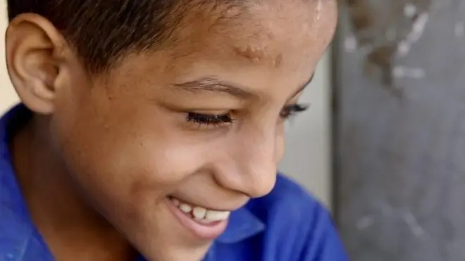 Dečak koji drži nastavu u ratnom Jemenu