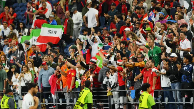 تماشاگران ایران در ورزشگاه