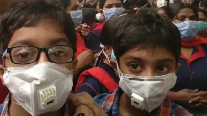 دہلی کے جنتر منتر پر دہلی کے سکولی طلبہ اور ان کے والدین نے ماسک لگا کر عوام میں آلودگی کے متعلق بیداری پیدا کرنے اور اور آلودگی کی سطح میں اضافے کے خلاف مظاہرہ کیا ہے