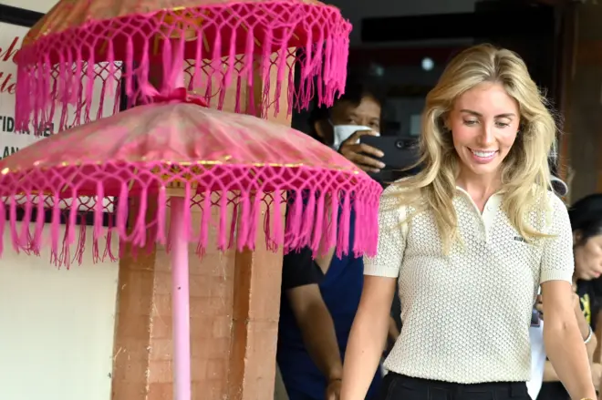 Aktris film dewasa asal Inggris Tia Emma Billinger alias Bonnie Blue berjalan menuju ruang sidang di Pengadilan Negeri Denpasar, Bali, Jumat (12/12).