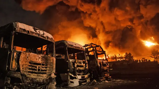 اندلع حريق في مستودع النفط في شهران بعد هجمات أمريكية وإسرائيلية، ما أدى إلى خروج عدد كبير من صهاريج الوقود والمركبات في المنطقة عن الخدمة في طهران، إيران، في 8 مارس/آذار 2026.