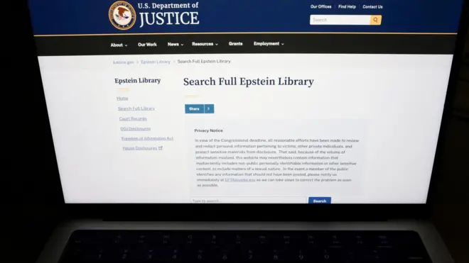 На экране компьютера страница сайта Министерства юстиции США с окном поиска по архиву дела Джеффри Эпштейна
