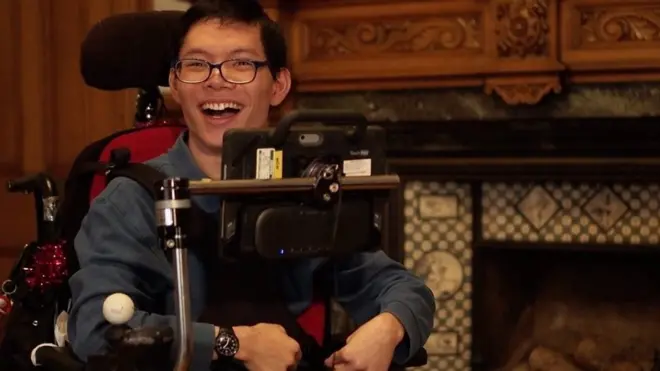 ชายหนุ่มซึ่งเป็นผู้บริจาคเสียงให้ต้องบันทึกเสียงตัวเองนับพันประโยคในห้องบันทึกเสียงและต้องพูดอย่างชัดถ้อยชัดคำที่สุด