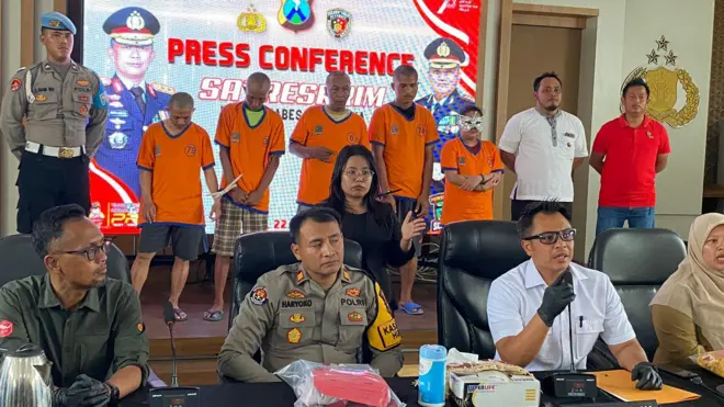 Konferensi pers Polrestabes Surabaya menangkap empat anggota keluarga (tiga orang di kiri belakang) karena terbukti melakukan pencabulan anak SMP di Surabaya 