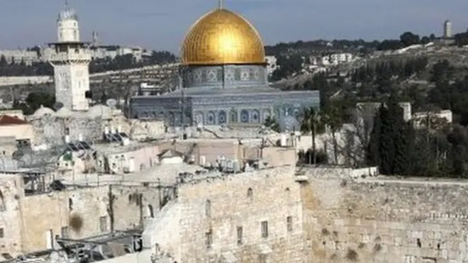 यरूशलम के पुराने शहर में मौजूद वेस्टर्न व़ल प्लाज़ा जहां रोज़ाना हज़ारों की तादाद में पर्यटक आते हैं