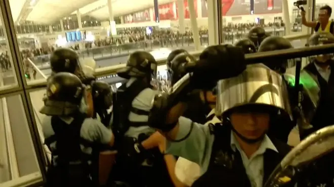 Из-за протестов работа гонконгского аэропорта была парализована на два дня.