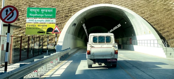 नागढुङ्गा सुरुङमार्गमा गाडी प्रवेश गर्दै
