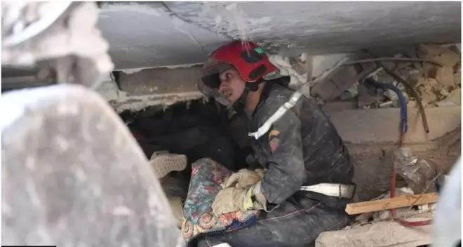 ভূমিকম্পের ধ্বংসস্তুপের মধ্যে ব্যাপক তল্লাশি অভিযান চলছে।