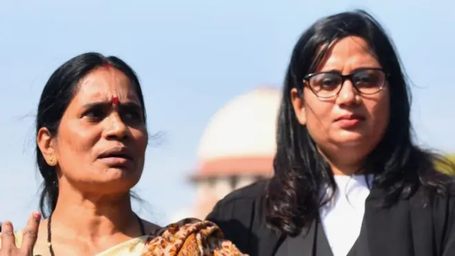 निर्भया की वकील सीमा कुशवाहा और मां