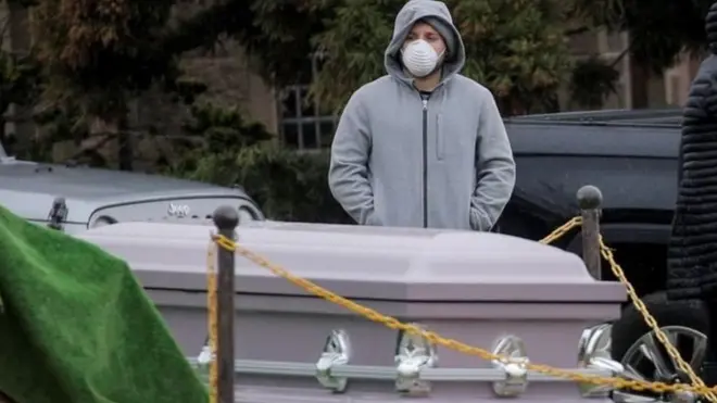 Pelayat menghadiri pemakaman di Brooklyn, New York, kota dengan angka kematian menlonjak.