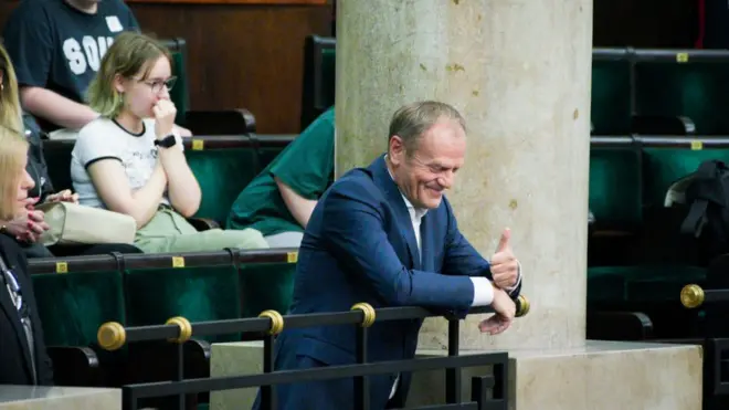 Оппозиция утверждает, что новый закон направлен против нее, в частности, против лидера партии "Гражданская платформа" и бывшего президента Дональда Туска