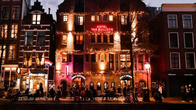 Red Light District diye bilinen bölgede uyuşturucu satışı ve seks işçiliği yasal.