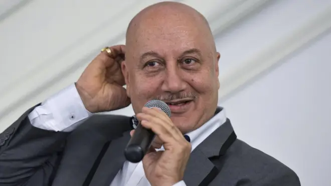 માઇકમાં બોલતા અનુપમ ખેર