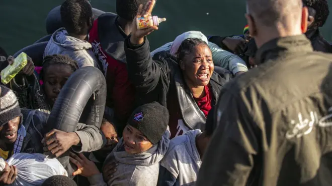 خلال محاولة انقاذ مهاجرين في أكتوبر/ تشرين الأول الماضي على شاطئ صفاقس