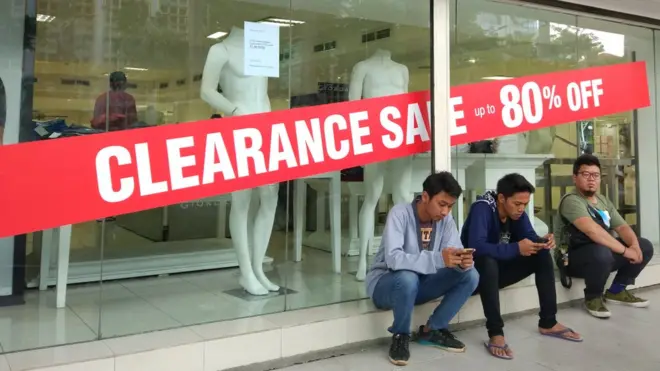 Diskon besar-besaran menjelang penutuptan toserba Lotus di bilangan Thamrin Jakarta Pusat.