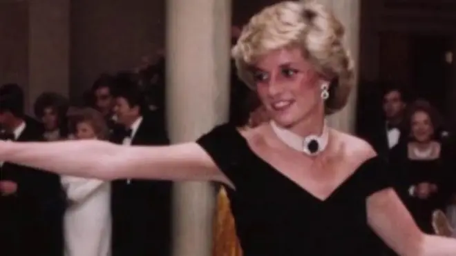 برطانیہ کی شہزادی ڈیانا عوام میں بہت مقبول تھیں۔ لندن میں اُن کے زیر استعمال ملبوسات کی نمائش کی گئی۔