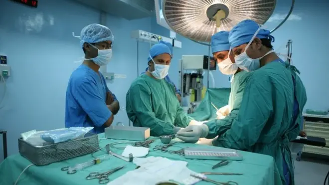 د افغانستان د عامې روغتیا وزیر فیروزالدین فیرزو هم دا مني چې د جګړې ښکیلو خواوو ځينې روغتیايي مرکزونه په نښه کړي دي.