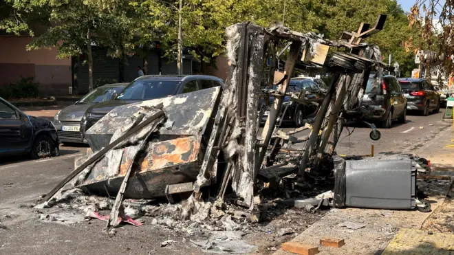 مخلفات اشتباكات الشبان والشرطة الفرنسية، في نانتير، باريس، فرنسا 