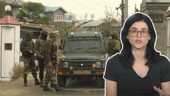 Repórter Camilla Veras Mota diante de imagem de soldados na Caxemira