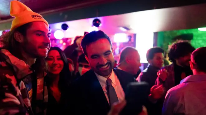 زهران ممداني، عمدة نيويورك المنتخب (في الوسط)، يُحيي مؤيديه وزملائه في حانة عقب انتخابات عمدة حي بروكلين بمدينة نيويورك، الولايات المتحدة الأمريكية، صباح الأربعاء 5 نوفمبر/تشرين الثاني 2025. 