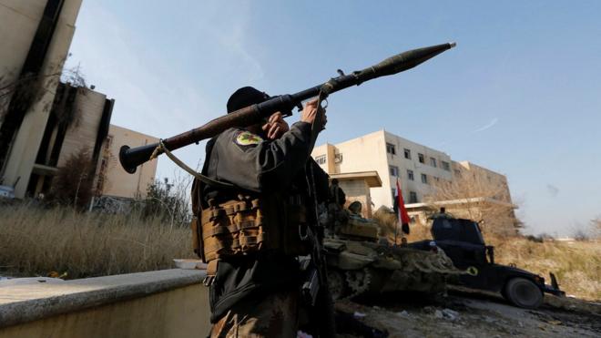 Persenjataan berat digunakan dalam pertempuran merebut Universitas Mosul.
