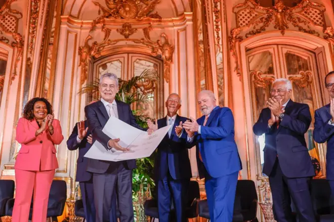 Chico Buarque recebe diploma por prêmio Camões