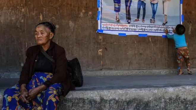 ဆန်ပြတ်လပ်နေတဲ့ ဝေကျိုင်ဒုက္ခသည်စခန်းမှာဆန်ဝေတာစောင့်ဆိုင်းသူများ