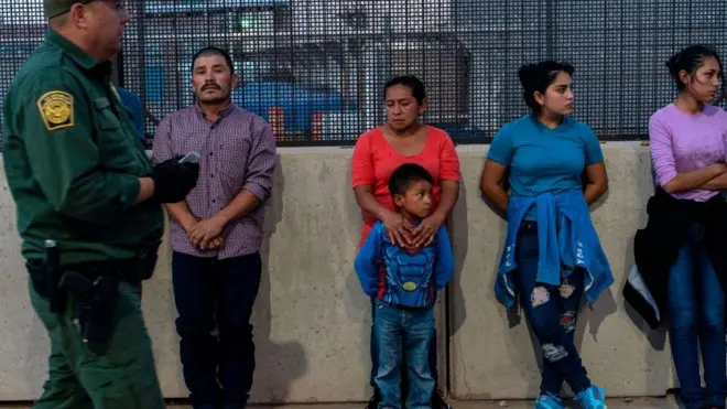 강에 빠진 부녀의 사진이 공개되자 정치권은 빠르게 해결안을 탐색하기 시작했다