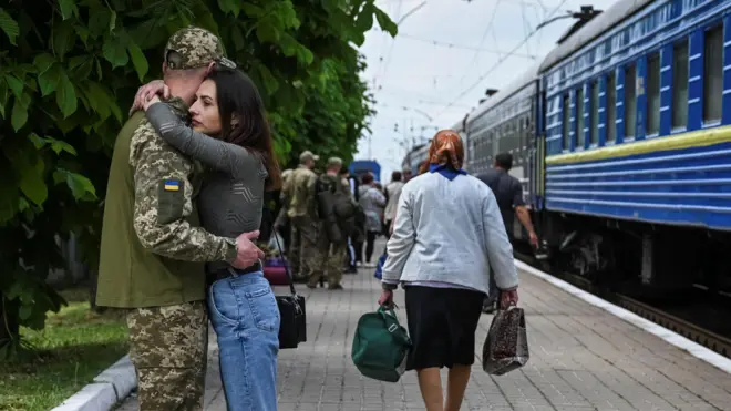 ယူကရိန်းအရှေ့ပိုင်းမှာ တိုက်ပွဲဖြစ်ချိန် အရပ်သားတွေကို ရွှေ့ပြောင်းပေးမှုအတွင်း နှုတ်ဆက်နေကြသူတွေ 