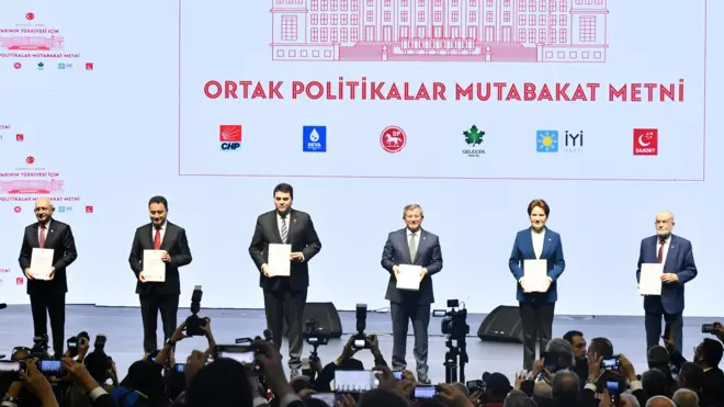 Liderler metnin açıklanmasının ardından sahneye birlikte çıktı
