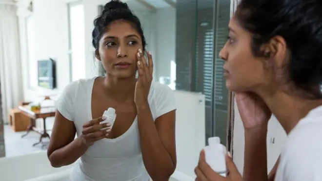 يجب أن تضع المرأة مستحضر الوقاية من أشعة الشمس يوميا لمدة تتراوح بين 34 و277 سنة حتى يدخل إلى جسمها نفس الكمية من أوكسيبنزين التي تناولتها الفئران في إحدى الدراسات