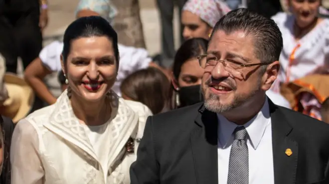 Rodrigo Chaves y su esposa Signe Zeicate