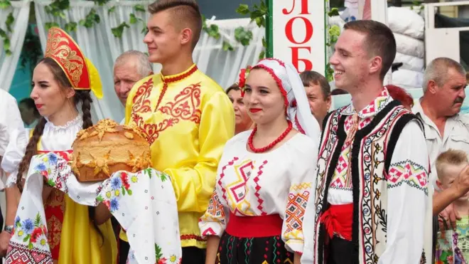 في احتفالات يوم الاستقلال يرتدي الكثيرون من سكان ترانسنيستريا زيهم التقليدي المطرز بخيوط زاهية الألوان